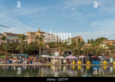 Palma de Mallorca, Spagna; 03 2022 settembre: Festa del cibo di strada Van Palma al tramonto. Isola di Mallorca, Spagna. Vista generale sulla cattedrale Foto Stock