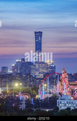 Pechino, Pechino, Cina. 8th Set, 2022. 6 settembre 2022, l'autunno di Pechino, l'autunno è alto e croccante, la luce dorata si riflette sullo skyline al tramonto, e il cielo è come un album fotografico dinamico, in attesa di ogni sguardo apprezzabile. (Credit Image: © SIPA Asia via ZUMA Press Wire) Foto Stock