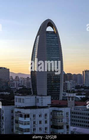 Pechino, Pechino, Cina. 8th Set, 2022. 6 settembre 2022, l'autunno di Pechino, l'autunno è alto e croccante, la luce dorata si riflette sullo skyline al tramonto, e il cielo è come un album fotografico dinamico, in attesa di ogni sguardo apprezzabile. (Credit Image: © SIPA Asia via ZUMA Press Wire) Foto Stock