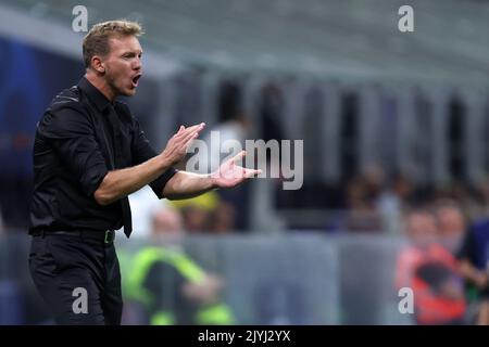 Milano, Italia. 07th Set, 2022. Julian Nagelsmann, allenatore capo del FC Bayern Monaco di Baviera gesti durante la partita UEFA Champions League Group C tra FC Internazionale e FC Bayern Monaco allo Stadio Giuseppe Meazza il 7 settembre 2022 a Milano Italia . Credit: Marco Canoniero/Alamy Live News Foto Stock