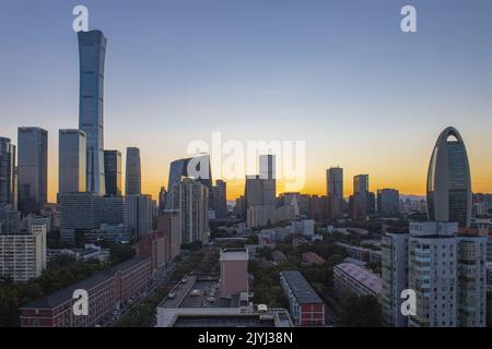 Pechino, Pechino, Cina. 8th Set, 2022. 6 settembre 2022, l'autunno di Pechino, l'autunno è alto e croccante, la luce dorata si riflette sullo skyline al tramonto, e il cielo è come un album fotografico dinamico, in attesa di ogni sguardo apprezzabile. (Credit Image: © SIPA Asia via ZUMA Press Wire) Foto Stock