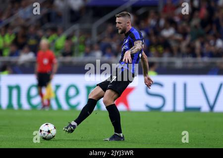 Milano, Italia. 07th Set, 2022. Il Milan Skriniar del FC Internazionale controlla la palla durante la partita UEFA Champions League Group C tra FC Internazionale e FC Bayern Monaco allo Stadio Giuseppe Meazza il 7 settembre 2022 a Milano Italia . Credit: Marco Canoniero/Alamy Live News Foto Stock