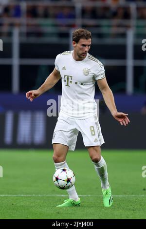 Milano, Italia. 07th Set, 2022. Leon Goretzka del Bayern Monaco controlla la palla durante la partita UEFA Champions League Group C tra FC Internazionale e FC Bayern Monaco allo Stadio Giuseppe Meazza il 7 settembre 2022 a Milano Italia . Credit: Marco Canoniero/Alamy Live News Foto Stock