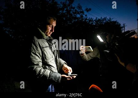 MALA TOKMACHKA, UCRAINA - 7 SETTEMBRE 2022 - residente locale e testimone oculare Dmytro mostra un frammento di un razzo alla stampa dopo il bombardamento di Rus Foto Stock