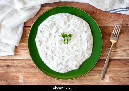 Tzatziki secco su pavimento in legno. Snack preparato con yogurt e menta. Specialità della cucina mediterranea tradizionale. Nome locale kuru cacik o tzatziki. In alto Foto Stock