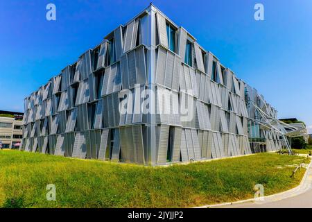 New Mechanics Hall - ME edificio progettato da Dominique Perrault Architecture, Campus of EPFL Ecole Polytechnique Fédérale de Lausanne, Vaud Canton, SW Foto Stock