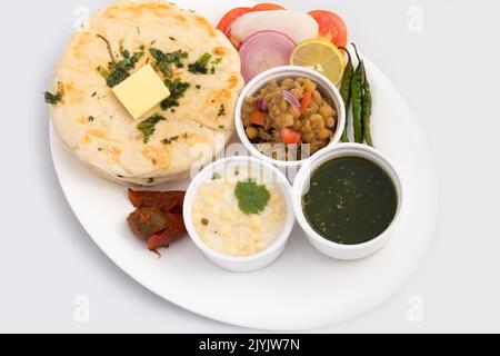 Chole Kulche chiamato anche Matar Kulcha, Chhole Kulche è ampiamente popolare Delhi Street Food. Il piatto è composto da un soffice e soffice pane tostato leggermente lievitato Foto Stock