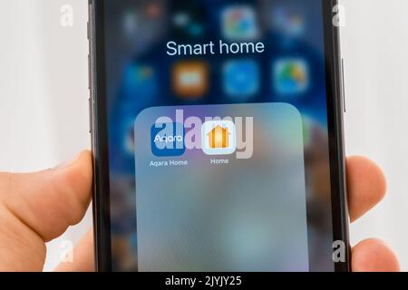 Applicazione Aqara e Home sullo schermo dell'iPhone, settembre 2022, Praga, Repubblica Ceca Foto Stock