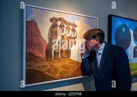 Londra, Regno Unito. 8 settembre 2022. Un membro dello staff vede 'The Brownsville Posse' del pittore e illustratore Paul Slater alla sua nuova mostra alla Galleria Catto di Hampstead che si svolge dal 8 al 26 settembre, con 30 opere in mostra. Credit: Stephen Chung / Alamy Live News Foto Stock