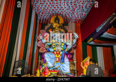 Un bellissimo idolo del Signore Ganesha che viene adorato in un mandal a Mumbai per l'auspicious festival indiano di Ganesh Chaturthi Foto Stock