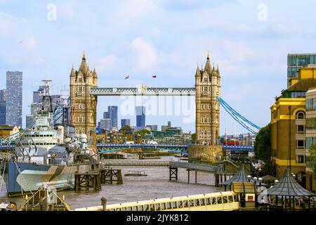 Tower Bridge visto dal London Bridge sotto il cielo nuvoloso Foto Stock