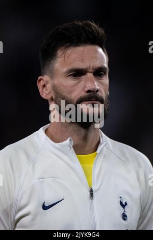 LONDRA, INGHILTERRA - SETTEMBRE 07: Hugo Lloris di Tottenham Hotspur guarda durante la partita UEFA Champions League D tra Tottenham Hotspur e. Foto Stock