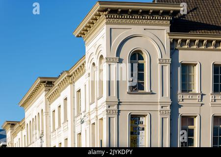 Sole tardi all'esterno di un grande magazzino bianco in stile italiano con un cielo blu chiaro Foto Stock