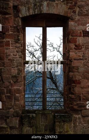 Vista da una finestra di una rovina Foto Stock