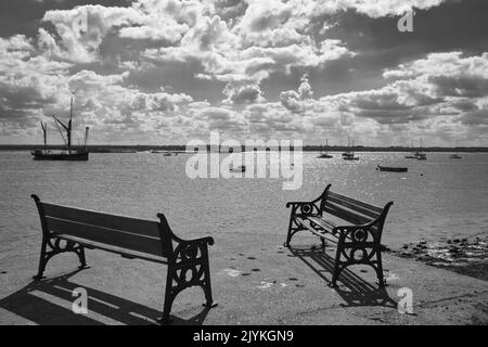 Una vista perfetta e un posto per riposare, guardando il fiume Crouch a Burnham su Crouch Foto Stock