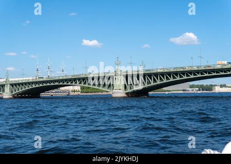 RUSSIA, PETERSBURG - 20 AGOSTO 2022: petersburg neva fiume russia ponte di san città ponte levatoio palazzo, da cielo europa in san per la costruzione di paesaggio urbano, web Foto Stock