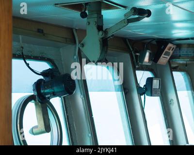 La cabina di guida del capitano a bordo della nave. Leva manuale Foto Stock