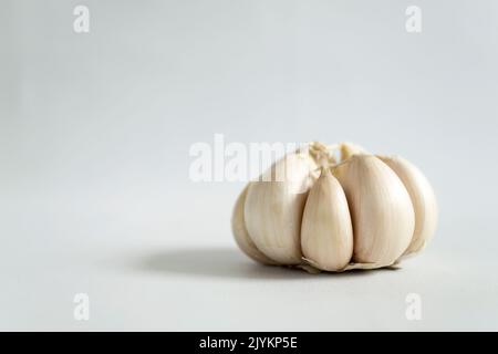 Primo piano aglio crudo isolato su sfondo bianco Foto Stock
