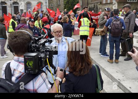 Jeremy Corbyn MP (Independent, ex leader laburista) ha intervistato in un rally a sostegno degli impressionanti autisti di Londra, Westminster, settembre 2022 Foto Stock