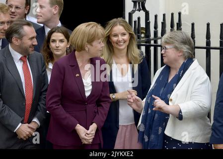 Thérèse Coffey MP (con: Suffolk Coastal) parlando con Wendy Morton MP a Downing Street il giorno in cui Liz Truss fa il suo primo discorso come primo ministro. S Foto Stock