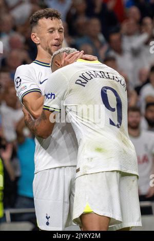 LONDRA, INGHILTERRA - 07 SETTEMBRE: Richarlison festeggia con Ivan Perisic di Tottenham Hotspur dopo aver segnato il gol di apertura durante la UEFA Champions Lea Foto Stock