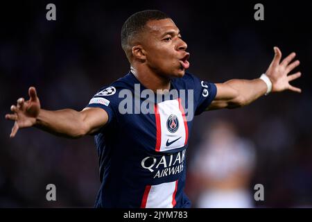 Parigi, Francia. 06 settembre 2022. Kylian Mbappe del Paris Saint-Germain FC festeggia dopo aver segnato un gol durante la partita di calcio della UEFA Champions League tra il Paris Saint-Germain FC e il Juventus FC. Credit: Nicolò campo/Alamy Live News Foto Stock