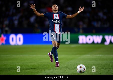 Parigi, Francia. 06 settembre 2022. Kylian Mbappe del Paris Saint-Germain FC reagisce durante la partita di calcio della UEFA Champions League tra il Paris Saint-Germain FC e il Juventus FC. Credit: Nicolò campo/Alamy Live News Foto Stock