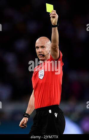 Parigi, Francia. 06 settembre 2022. L'arbitro Anthony Taylor mostra una carta gialla durante la partita di calcio della UEFA Champions League tra il Paris Saint-Germain FC e il Juventus FC. Credit: Nicolò campo/Alamy Live News Foto Stock