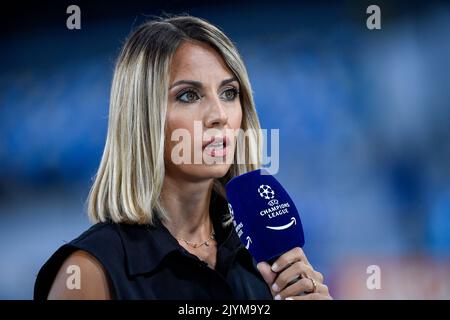 Giornalista Giulia Missoni con microfono Amazon prime Video durante la Champions League Group Una partita di calcio tra SSC Napoli e Liverpool Foto Stock