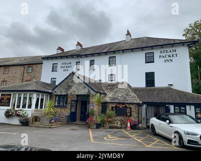 Totnes, South Devon, Regno Unito. 24th luglio, 2022. The Steam Packet Inn pub, ristorante e hotel a Totnes. Le navi a vapore hanno fatto regolari soste presso le locande che servivano anche come uffici postali. Il pacchetto Steam in Totnes era uno di questi punti di riferimento. Ha preso passeggeri e posta da Londra a Portsmouth, Totnes, Devonport e infine collegato con i pacchetti transatlantici a Falmouth. Credito: Maureen McLean/Alamy Foto Stock