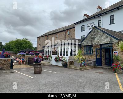 Totnes, South Devon, Regno Unito. 24th luglio, 2022. The Steam Packet Inn pub, ristorante e hotel a Totnes. Le navi a vapore hanno fatto regolari soste presso le locande che servivano anche come uffici postali. Il pacchetto Steam in Totnes era uno di questi punti di riferimento. Ha preso passeggeri e posta da Londra a Portsmouth, Totnes, Devonport e infine collegato con i pacchetti transatlantici a Falmouth. Credito: Maureen McLean/Alamy Foto Stock