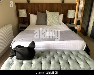 Totnes, South Devon, Regno Unito. 24th luglio, 2022. Una camera da letto presso il pub, ristorante e hotel Steam Packet Inn a Totnes. Le navi a vapore hanno fatto regolari soste presso le locande che servivano anche come uffici postali. Il pacchetto Steam in Totnes era uno di questi punti di riferimento. Ha preso passeggeri e posta da Londra a Portsmouth, Totnes, Devonport e infine collegato con i pacchetti transatlantici a Falmouth. Credito: Maureen McLean/Alamy Foto Stock