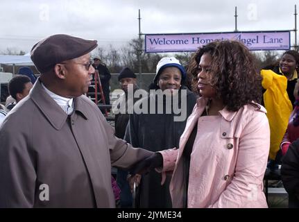 Il segretario Alphonso Jackson e gli assistenti a Houston, Texas, sulla scena con la televisione ospite del talk show Oprah Winfrey per la registrazione del segmento Oprah Show dedicato agli evacuati dell'uragano Katrina. Foto Stock