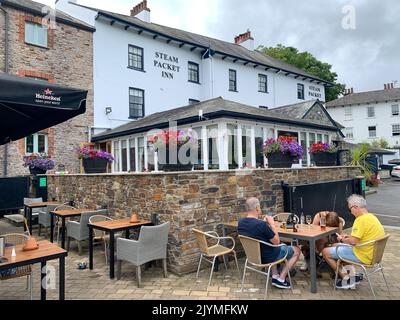 Totnes, South Devon, Regno Unito. 24th luglio, 2022. The Steam Packet Inn pub, ristorante e hotel a Totnes. Le navi a vapore hanno fatto regolari soste presso le locande che servivano anche come uffici postali. Il pacchetto Steam in Totnes era uno di questi punti di riferimento. Ha preso passeggeri e posta da Londra a Portsmouth, Totnes, Devonport e infine collegato con i pacchetti transatlantici a Falmouth. Credito: Maureen McLean/Alamy Foto Stock