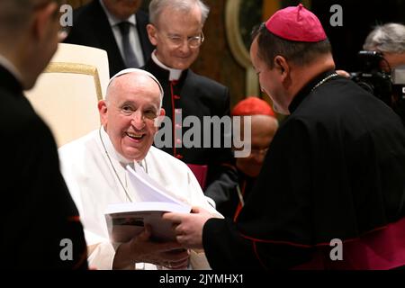 Vaticano, Vaticano. 08th Set, 2022. Italia, Roma, Vaticano, 22/09/08 Papa Francesco incontra i nuovi Vescovi partecipanti al corso di formazione promosso dai Dicasteri per Vescovi e Chiese Orientali in Vaticano Fotografia dei media Vaticani/Stampa Cattolica Foto. LIMITATO AD USO EDITORIALE - NESSUN MARKETING - NESSUNA CAMPAGNA PUBBLICITARIA credito: Independent Photo Agency/Alamy Live News Foto Stock