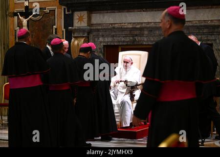 Vaticano, Vaticano. 08th Set, 2022. Italia, Roma, Vaticano, 22/09/08 Papa Francesco incontra i nuovi Vescovi partecipanti al corso di formazione promosso dai Dicasteri per Vescovi e Chiese Orientali in Vaticano Fotografia dei media Vaticani/Stampa Cattolica Foto. LIMITATO AD USO EDITORIALE - NESSUN MARKETING - NESSUNA CAMPAGNA PUBBLICITARIA credito: Independent Photo Agency/Alamy Live News Foto Stock