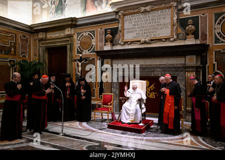 Vaticano, Vaticano. 08th Set, 2022. Italia, Roma, Vaticano, 22/09/08 Papa Francesco incontra i nuovi Vescovi partecipanti al corso di formazione promosso dai Dicasteri per Vescovi e Chiese Orientali in Vaticano Fotografia dei media Vaticani/Stampa Cattolica Foto. LIMITATO AD USO EDITORIALE - NESSUN MARKETING - NESSUNA CAMPAGNA PUBBLICITARIA credito: Independent Photo Agency/Alamy Live News Foto Stock