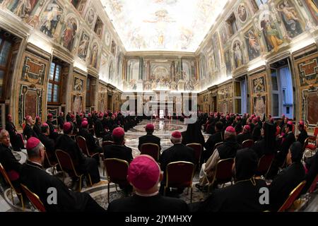 Vaticano, Vaticano. 08th Set, 2022. Italia, Roma, Vaticano, 22/09/08 Papa Francesco incontra i nuovi Vescovi partecipanti al corso di formazione promosso dai Dicasteri per Vescovi e Chiese Orientali in Vaticano Fotografia dei media Vaticani/Stampa Cattolica Foto. LIMITATO AD USO EDITORIALE - NESSUN MARKETING - NESSUNA CAMPAGNA PUBBLICITARIA credito: Independent Photo Agency/Alamy Live News Foto Stock