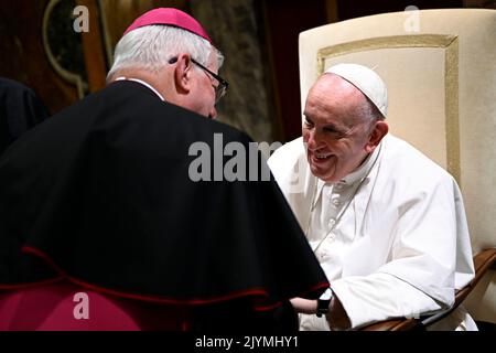 Vaticano, Vaticano. 08th Set, 2022. Italia, Roma, Vaticano, 22/09/08 Papa Francesco incontra i nuovi Vescovi partecipanti al corso di formazione promosso dai Dicasteri per Vescovi e Chiese Orientali in Vaticano Fotografia dei media Vaticani/Stampa Cattolica Foto. LIMITATO AD USO EDITORIALE - NESSUN MARKETING - NESSUNA CAMPAGNA PUBBLICITARIA credito: Independent Photo Agency/Alamy Live News Foto Stock