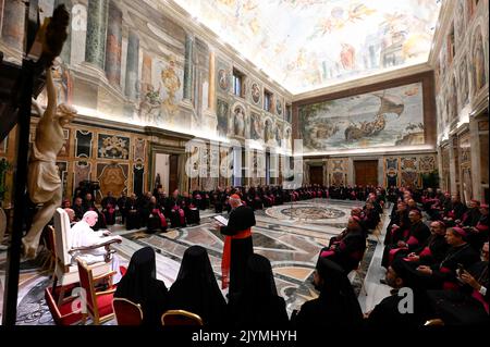 Vaticano, Vaticano. 08th Set, 2022. Italia, Roma, Vaticano, 22/09/08 Papa Francesco incontra i nuovi Vescovi partecipanti al corso di formazione promosso dai Dicasteri per Vescovi e Chiese Orientali in Vaticano Fotografia dei media Vaticani/Stampa Cattolica Foto. LIMITATO AD USO EDITORIALE - NESSUN MARKETING - NESSUNA CAMPAGNA PUBBLICITARIA credito: Independent Photo Agency/Alamy Live News Foto Stock