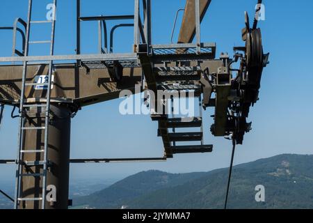 Seggiovia di montagna della funivia. Un primo piano dei meccanismi sull'asta portante Foto Stock