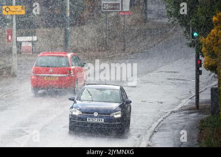 Chippenham, Regno Unito, 8th settembre 2022. Gli autisti sono raffigurati sfidando una pioggia molto pesante a Chippenham mentre le docce si fanno strada attraverso l'Inghilterra meridionale. Credit: Lynchpics/Alamy Live News Foto Stock