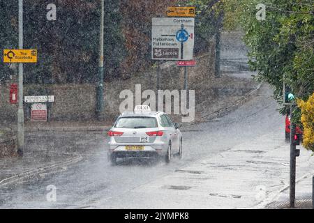 Chippenham, Regno Unito, 8th settembre 2022. Gli autisti sono raffigurati sfidando una pioggia molto pesante a Chippenham mentre le docce si fanno strada attraverso l'Inghilterra meridionale. Credit: Lynchpics/Alamy Live News Foto Stock