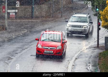 Chippenham, Regno Unito, 8th settembre 2022. Gli autisti sono raffigurati sfidando una pioggia molto pesante a Chippenham mentre le docce si fanno strada attraverso l'Inghilterra meridionale. Credit: Lynchpics/Alamy Live News Foto Stock