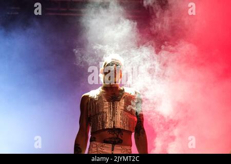 Pescara, Italia. 07th Set, 2022. Il cantante italiano Achille Lauro durante il suo 'Superstar Electric Orchestra Tour' in Piazza della Rinascita a Pescara. (Foto di Elena Vizzoca/Pacific Press) Credit: Pacific Press Media Production Corp./Alamy Live News Foto Stock