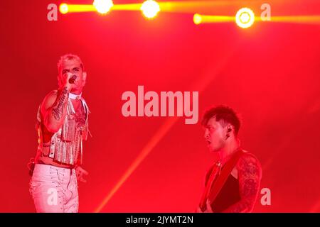 Pescara, Italia. 07th Set, 2022. Il cantante italiano Achille Lauro durante il suo 'Superstar Electric Orchestra Tour' in Piazza della Rinascita a Pescara. (Foto di Elena Vizzoca/Pacific Press) Credit: Pacific Press Media Production Corp./Alamy Live News Foto Stock