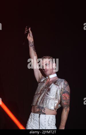 Pescara, Italia. 07th Set, 2022. Il cantante italiano Achille Lauro durante il suo 'Superstar Electric Orchestra Tour' in Piazza della Rinascita a Pescara. (Foto di Elena Vizzoca/Pacific Press) Credit: Pacific Press Media Production Corp./Alamy Live News Foto Stock