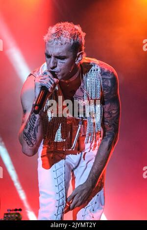 Pescara, Italia. 07th Set, 2022. Il cantante italiano Achille Lauro durante il suo 'Superstar Electric Orchestra Tour' in Piazza della Rinascita a Pescara. (Foto di Elena Vizzoca/Pacific Press) Credit: Pacific Press Media Production Corp./Alamy Live News Foto Stock