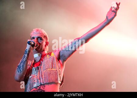 Pescara, Italia. 07th Set, 2022. Il cantante italiano Achille Lauro durante il suo 'Superstar Electric Orchestra Tour' in Piazza della Rinascita a Pescara. (Foto di Elena Vizzoca/Pacific Press) Credit: Pacific Press Media Production Corp./Alamy Live News Foto Stock