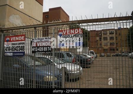 Un gran numero di segni che dicono 'per vendita' sono visti nei parcheggi di un gruppo di appartamenti di classe media. In un'area urbana chiamata San Felipe, oggi, mercoledì 7 settembre 2022, Nel comune di San Francisco, Venezuela. Mentre circa cinque milioni di venezuelani hanno lasciato il paese dalla fine del 2015, secondo un calcolo dell'Organizzazione delle Nazioni Unite, il Venezuela è diventato, per molti, un luogo di opportunità per acquistare immobili a un prezzo molto basso a causa della crisi economica. (Foto di Humberto Matheus/Sipa USA) Foto Stock